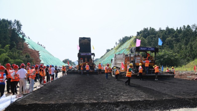 獻禮建黨百年-平伍路面二標(biāo)水穩(wěn)層試驗路攤鋪如期開工